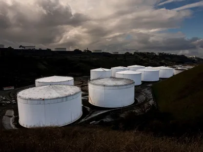 حاويات لتخزين النفط في مدينة كروكيت بولاية كاليفورنيا، الولايات المتحدة - بلومبرغ