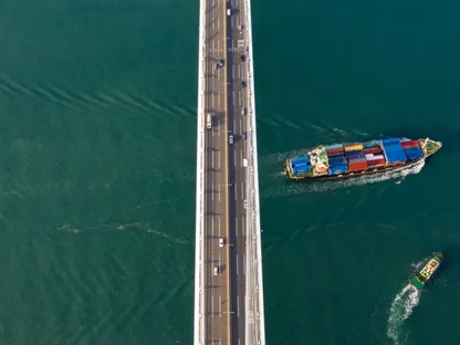 سفينة حاويات تبحر تحت جسر بوسان في كوريا الجنوبية - المصدر: بلومبرغ