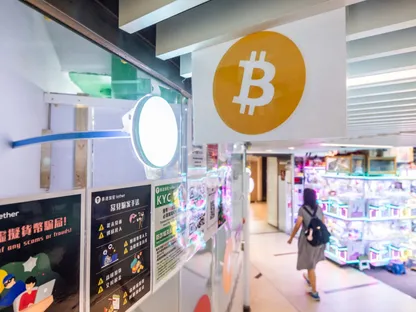 شعار بتكوين في إحدى منصات تداول العملات المشفّرة في هونغ كونغ. - بلومبرغ