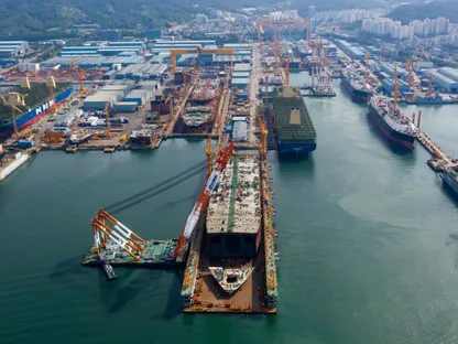 سفن قيد التصنيع في حوض بناء بمدينة جيوجي في كوريا الجنوبية - المصدر: بلومبرغ