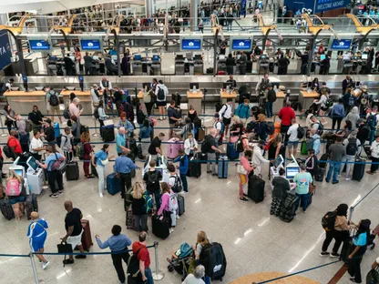 مسافرون في مطار \"هارتسفيلد جاكسون\" الدولي في أتلانتا الأميركية - بلومبرغ