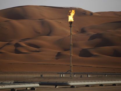 شعلة نيران في حقل الشيبة النفطي التابع لشركة أرامكو السعودية في صحراء الربع الخالي - المصدر: بلومبرغ