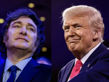 الرئيس الأرجنتيني خافيير ميلي ونظيره الأميركي دونالد ترمب أثناء حضورهما مؤتمر العمل السياسي المحافظ في فبراير - بلومبرغ