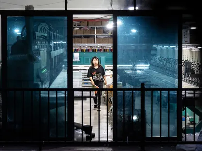 ورشة عمل للملابس الصينية في قوانغتشو في 7 أبريل - بلومبرغ