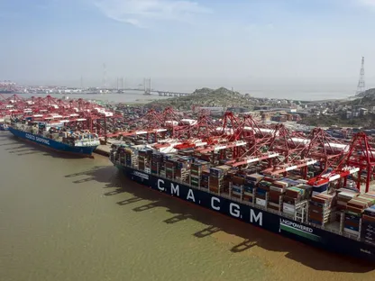 سفن حاويات تنتظر في ميناء المياه العميقة يانغشان في شنغهاي، الصين - المصدر: بلومبرغ