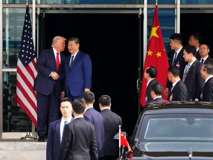 دونالد ترمب وشي جي بينغ يتصافحان أثناء مغادرتهما عقب اجتماع ثنائي في قاعدة غيمهاي الجوية في بوسان، كوريا الجنوبية، بتاريخ 30 أكتوبر 2025 - بلومبرغ