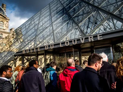 بوابة متحف اللوفر، باريس، فرنسا - رويترز