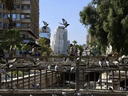 شخص يجلس وسط ساحة \"المرجة\" في العاصمة دمشق، سوريا - بلومبرغ