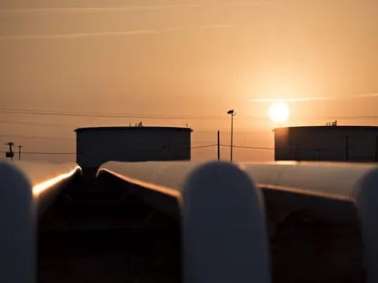 صهاريج تخزين نفط وفي الخلفية مشهد لشروق الشمس في محطة تخزين \"إنبريدج إنك كوشينغ\" في كوشينغ، أوكلاهوما، الولايات المتحدة - بلومبرغ