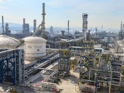 مصفاة نفط في إزمير، تركيا. بدأت شركات تكرير النفط في تركيا خفض مشترياتها من الخام الروسي، بعد أن فرضت الولايات المتحدة عقوبات على أكبر منتجين للنفط في موسكو - المصدر: بلومبرغ