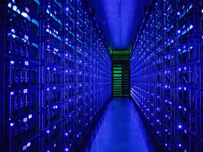 صفوف من أجهزة التعدين في مزرعة للعملات المشفّرة في كلوج نابوكا، رومانيا - بلومبرغ