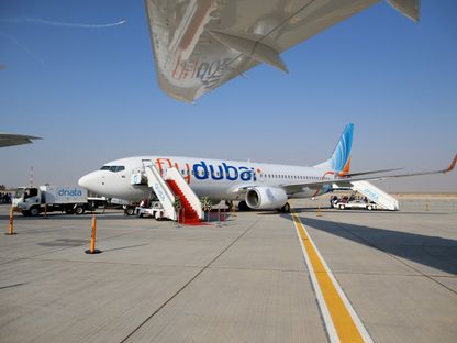 طائرة "بوينغ 737"، التي تديرها "فلاي دبي"، أثناء عرض خلال اليوم الثاني من معرض دبي للطيران الرابع عشر في دبي، الإمارات العربية المتحدة، يوم الاثنين، نوفمبر 2019 - بلومبرغ