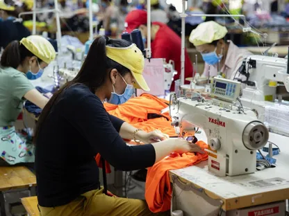 عمال ينكفئون على ماكينات خياطة داخل مصنع \"تاي سون إس. بي.\" للملابس في مقاطعة بنه توان في فيتنام - المصدر: بلومبرغ