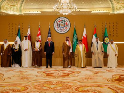 الرئيس الأميركي دونالد ترمب يتوسط قادة دول مجلس التعاون الخليجي قبل القمة الأميركية الخليجية في الرياض. 14 مايو 2025 - رويترز