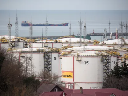 خزانات نفط تابعة لمصفاة \"آر إن-توابسينسكي\"، التي تديرها شركة \"روسنفت أويل\" بينما تُبحر ناقلة نفط في الخلف بمدينة توابسي، روسيا - بلومبرغ