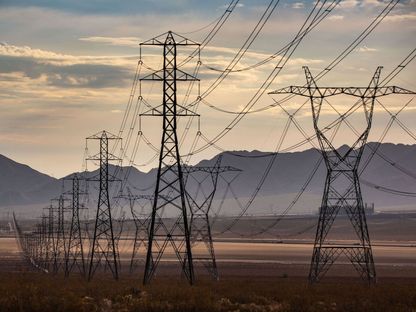 خطوط نقل كهرباء ذات الجهد العالي - المصدر: بلومبرغ