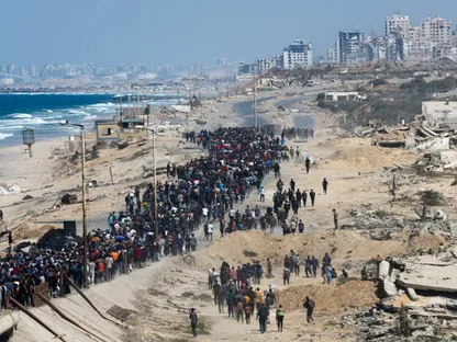 فلسطينيون تم تهجيرهم إلى الجزء الجنوبي من غزة بأمر من إسرائيل خلال الحرب، يسيرون على طريق أثناء محاولتهم العودة إلى الشمال، بعد دخول وقف إطلاق النار بين إسرائيل و\"حماس\" حيز التنفيذ في قطاع غزة، وسط القطاع، في 10 أكتوبر 2025 - رويترز