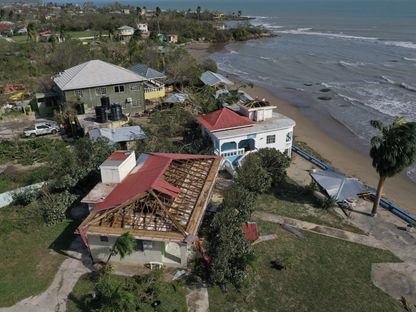 منظر جوي لمنزل حيث تضرر السقف عندما مر إعصار "بيريل" عبر المنطقة في 04 يوليو 2024 في أبرشية سانت إليزابيث، جامايكا - بلومبرغ