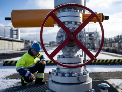 موظف يتفقد سلامة التشغيل في منشأة للطاقة - بلومبرغ