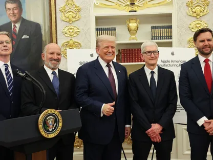جلب رئيس \"أبل\" تيم كوك (الثاني من اليمين) هدية لترمب حين زاره في أغسطس 2025 - Getty Images
