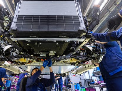 سيارة ميني كانتري مان الكهربائية بالكامل على خط التجميع الخاص بمصنع مجموعة "بي إم دبليو" في لايبزيغ، ألمانيا - المصدر: بلومبرغ