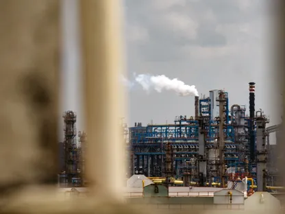 أدخنة تتصاعد من مصفاة نفط في مومباي، الهند. - بلومبرغ