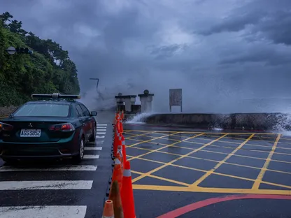 منطقة تطويق على طول الخط الساحلي قبل وصول إعصار \"كراثون\" في كاوشيونغ، تايوان، في الأول من أكتوبر - المصدر: بلومبرغ