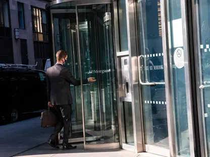 مقر \"جيه بي مورغان\" في نيويورك - المصدر: بلومبرغ