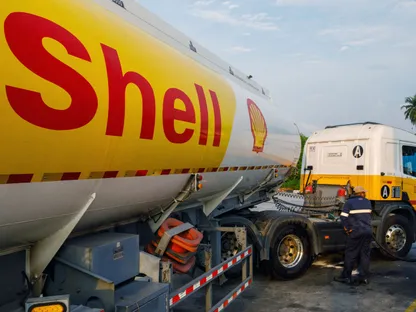 شاحنة وقود تابعة لشركة \"شل\" تُزود محطة وقود تابعة للشركة بالديزل داخل جزيرة بولاو إنداه، ولاية سيلانغور، ماليزيا - بلومبرغ