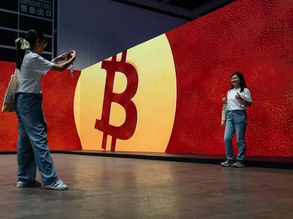 زائرة تلتقط صورة لفتاة  أخرى مع شعار عملة "بتكوين" المشفرة خلال مؤتمر "بتكوين" آسيا في هونغ كونغ، الصين، 28 أغسطس 2025 - بلومبرغ