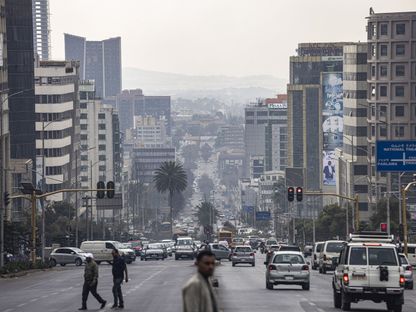 شارع مزدحم بالمباني العالية والسيارات والمشاة في وسط أديس أبابا، إثيوبيا - بلومبرغ