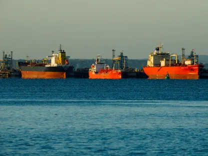 ناقلات ترسو بالقرب من مصفاة \"إسو\" التي تديرها \"إكسون\"، في المملكة المتحدة - المصدر: بلومبرغ