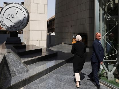 موظفان أمام مقر البنك المركزي العراقي في بغداد، العراق، أغسطس 2023 - رويترز 