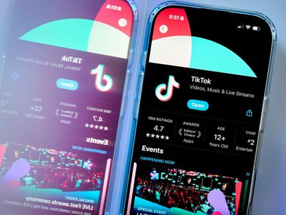 صفحة تحميل 'تيك توك' بمتجر للتطبيقات على هاتف ذكي - بلومبرغ