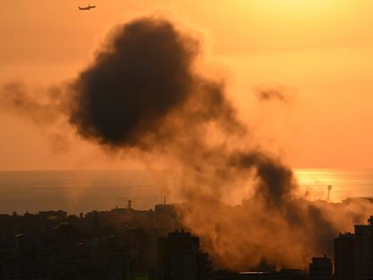 الدخان يتصاعد من موقع الغارة الجوية الإسرائيلية على الضاحية الجنوبية لبيروت - غيتي إيمدجز