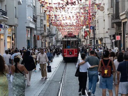 متسوقون وعربات الترام في شارع الاستقلال في إسطنبول، تركيا - بلومبرغ