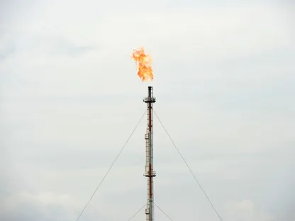 شعلة مضيئة فوق منشأة للمعالجة المركزية للغاز تابعة لـشركة \"إكسون موبيل\" شرق جزيرة جاوا في إندونيسيا. يوم الخميس، 8 ديسمبر 2016 - المصدر: بلومبرغ
