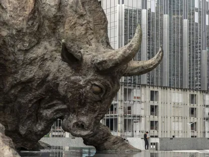تمثال ثور خارج مبنى بورصة شنتشن في شنتشن، الصين - المصدر: بلومبرغ