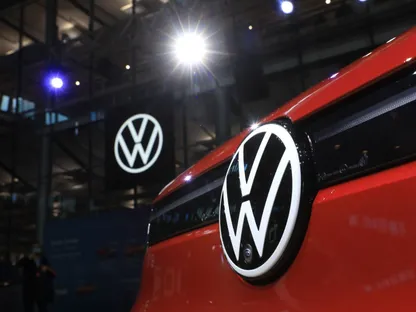 شارة \"فولكس واجن\" على مقدمة سيارة فولكس واجن ' ID.5 GTX' الكهربائية بالكامل - المصدر: بلومبرغ
