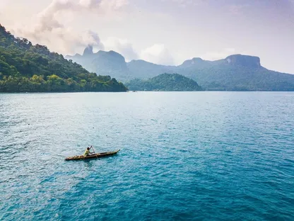 رجل على متن قارب في مياه ساو تومي وبرينسيب، وهي دولة تتكوّن من جزيرتين بركانيتين قبالة الساحل الاستوائي الغربي لأفريقيا - بلومبرغ