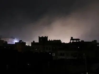 أعمدة الدخان تتصاعد جراء هجمات أميركية على مناطق في صنعاء باليمن تحت سيطة جماعة الحوثي. 15 مارس 2025 - رويترز