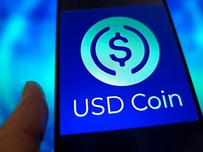 تصميم تخيلي لعملة \"يو إس دي كوين\" المستقرة على شاشة هاتف محمول - بلومبرغ