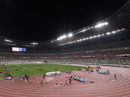 بعض الرياضيين يتنافسون خلال فعالية اختبارات ألعاب القوى لدورة الألعاب الأولمبية "طوكيو 2020" داخل الاستاد الوطني في طوكيو، في 9 مايو 2021 - المصدر: بلومبرغ