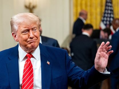 الرئيس الأميركي دونالد ترمب يلوح بيده في البيت الأبيض. 8 مايو 2025 - بلومبرغ