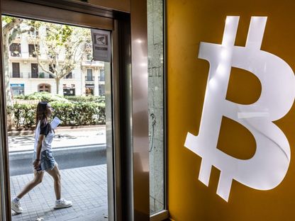 شعار بتكوين في إحدى منصات تداول العملات المشفّرة في برشلونة. - بلومبرغ