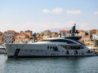 يخت \"ليدي إم\" الضخم المملوك للملياردير الروسي أليكسي مورداشوف، والمصادر في ميناء إمبيريا بإيطاليا، في 7 مارس - المصدر: بلومبرغ