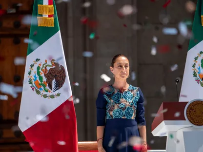 كلاوديا شينباوم، رئيسة المكسيك، على المنصة خلال فعالية في ساحة زوكالو في مكسيكو سيتي، المكسيك، 9 مارس 2025 - بلومبرغ
