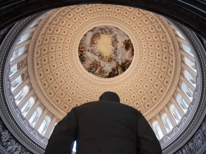 شخص يمر داخل قاعة مبنى الكابيتول الأميركي في واشنطن العاصمة، الولايات المتحدة الأميركية - بلومبرغ