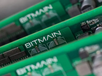 لوحة دوائر لمعدات تعدين عملات مشفرة تصنعها \"بيتماين\" الصينية - بلومبرغ