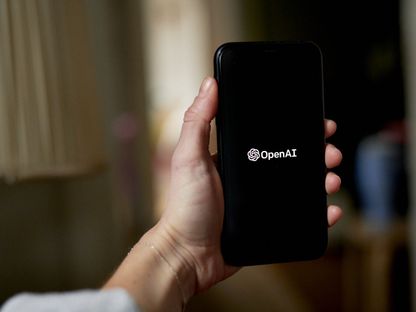شعار "أوبن إيه آي" على هاتف ذكي - بلومبرغ
